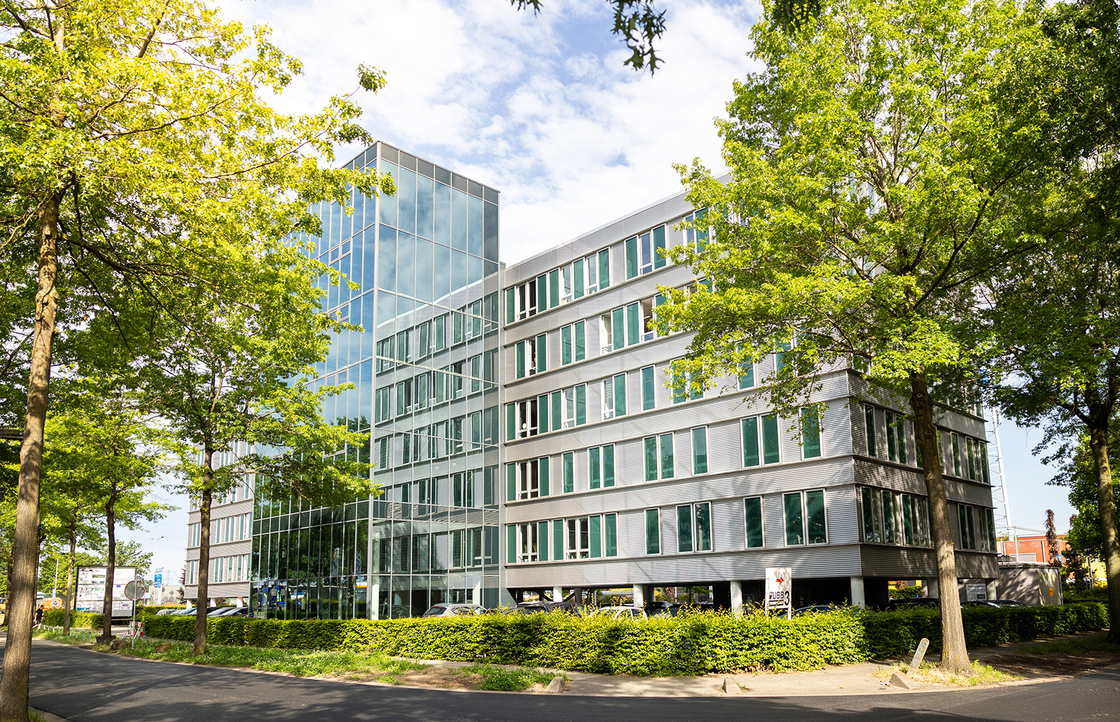 Entree van een moderne zorglocatie